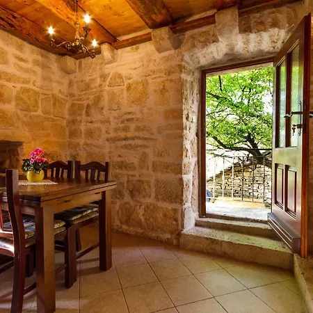 Old Small Stone House * Zrnovo