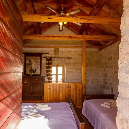 Apartment Old Small Stone House Zrnovo