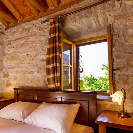 Old Small Stone House * Zrnovo