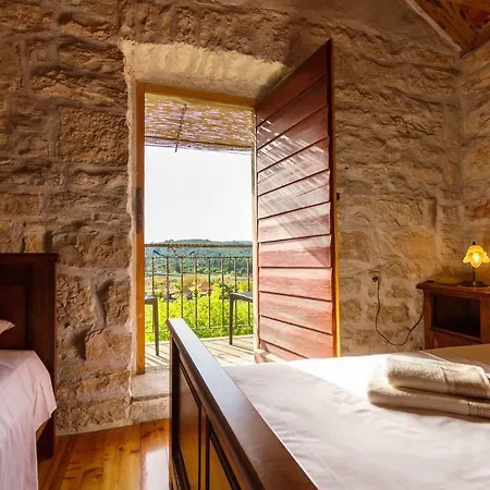 Old Small Stone House Apartment Zrnovo