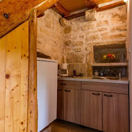 Old Small Stone House * Zrnovo