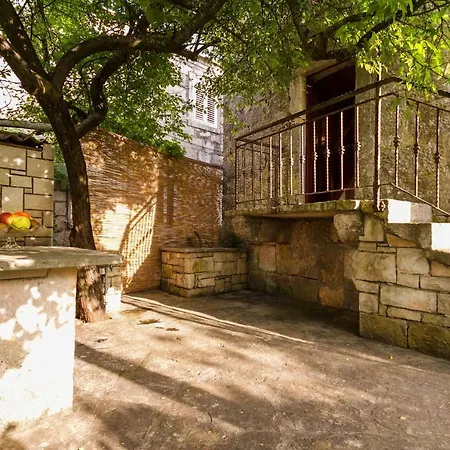Old Small Stone House Apartment Zrnovo