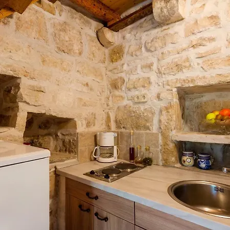 Old Small Stone House Zrnovo