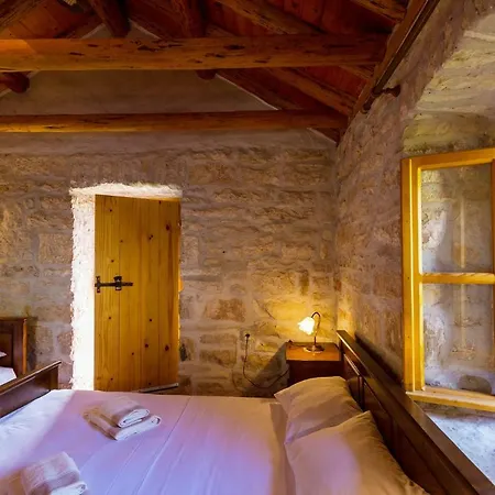 Old Small Stone House * Zrnovo