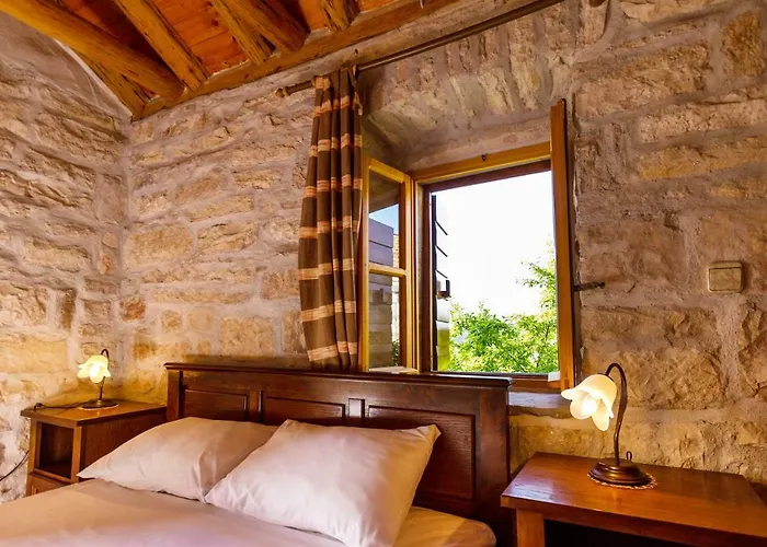 Old Small Stone House * Zrnovo