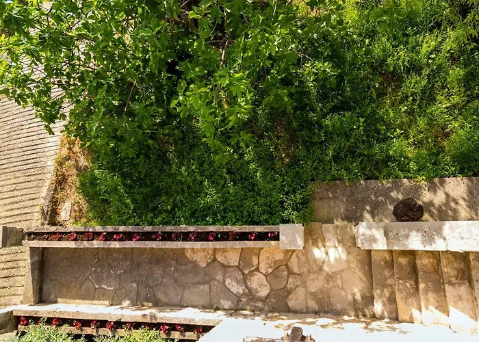 Old Small Stone House * Zrnovo