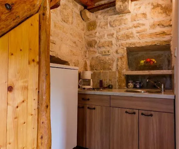 Old Small Stone House * Zrnovo