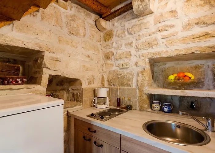 Old Small Stone House Zrnovo