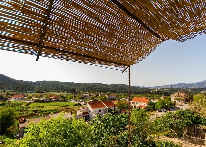Old Small Stone House * Zrnovo