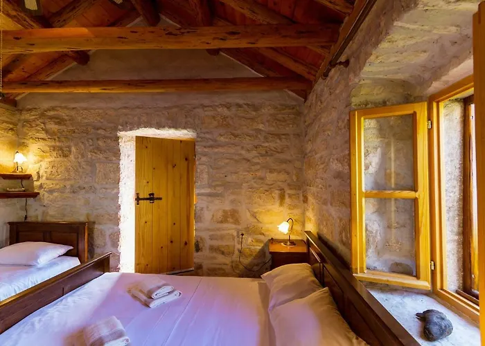 Old Small Stone House * Zrnovo